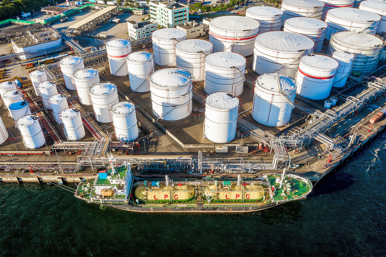 LNG Tanks bei Nacht