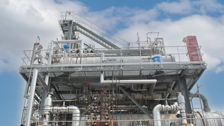 Die elektrische Begleitheizung sorgt in der BPA-Anlage dafür, dass die chemischen Reaktionen konstant ablaufen und Materialien in Lagertanks nicht einfrieren.