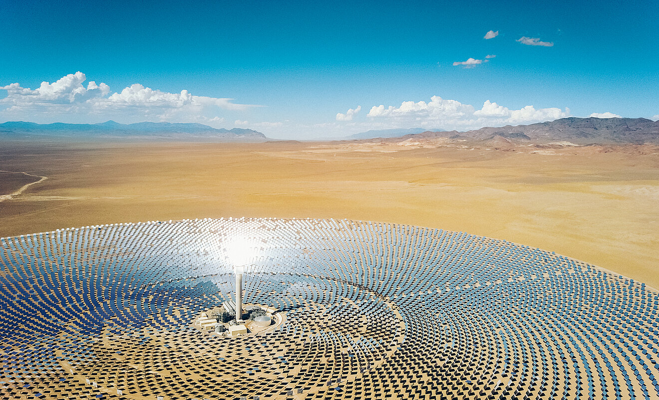 Großes Solarkraftwerk von Oben mit Begleitheizung von eltherm