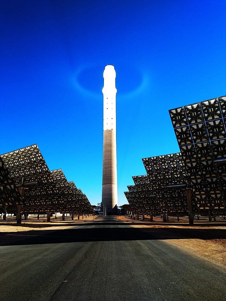 Solarturm eines Solarparks bei Nacht