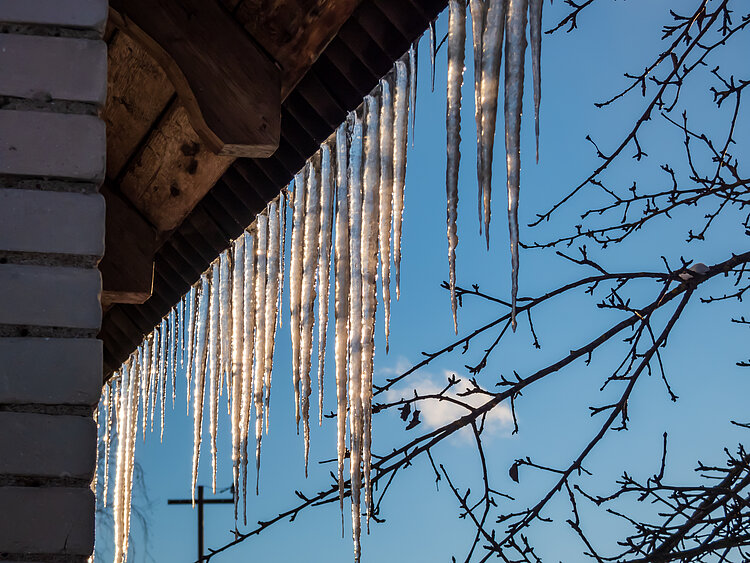 Eiszapfen an einer Dachrinne im Winter