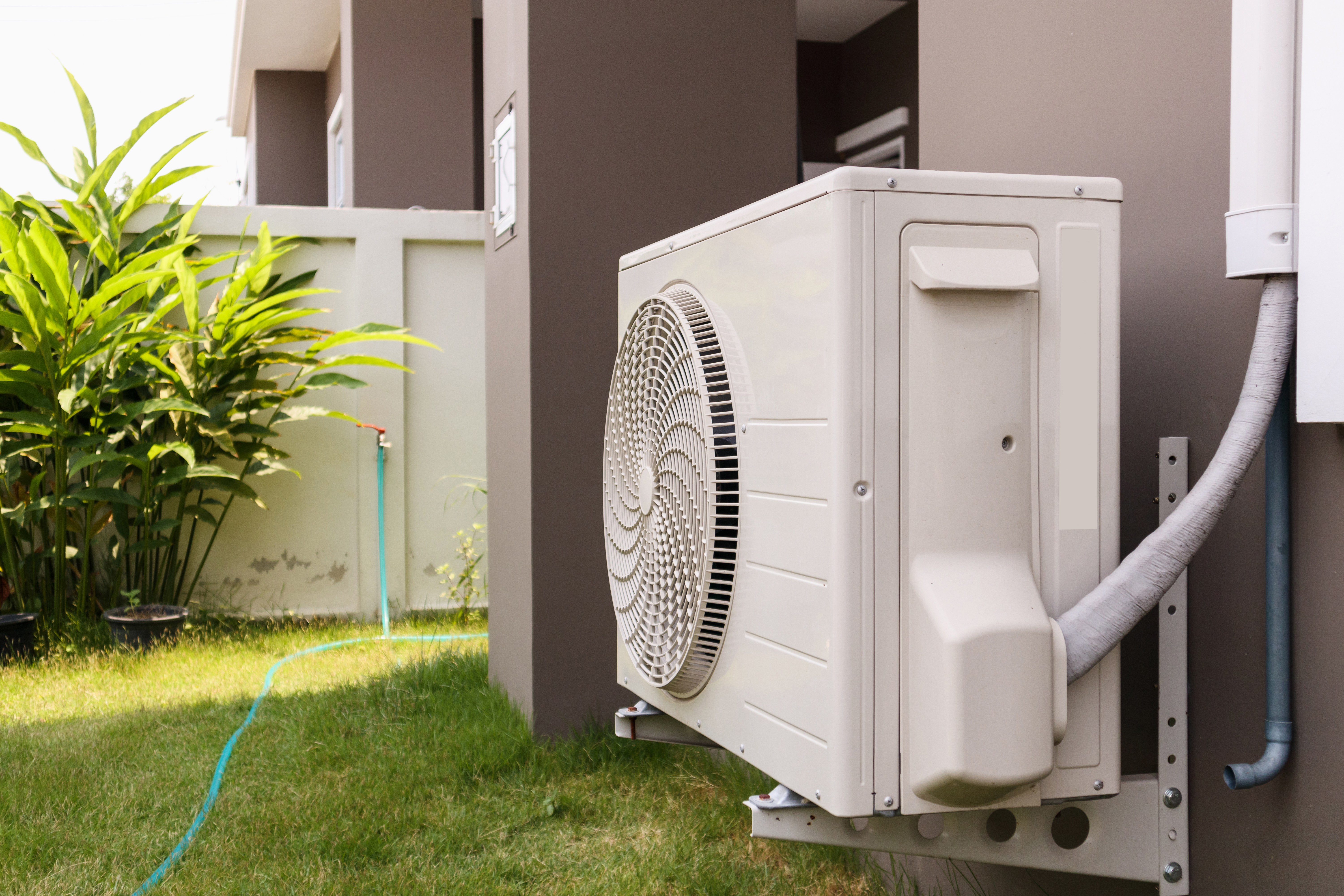 Wärmepumpen mit elektrischer Begleitheizung von eltherm